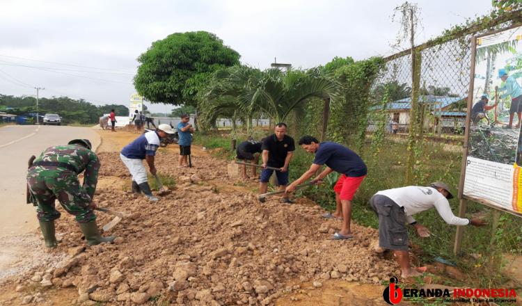 Bersama Ratusan Warga, Babinsa Koramil 0909-06/Bengalon Laksanakan Penimbunan dan Pembersihan Lapangan Voli