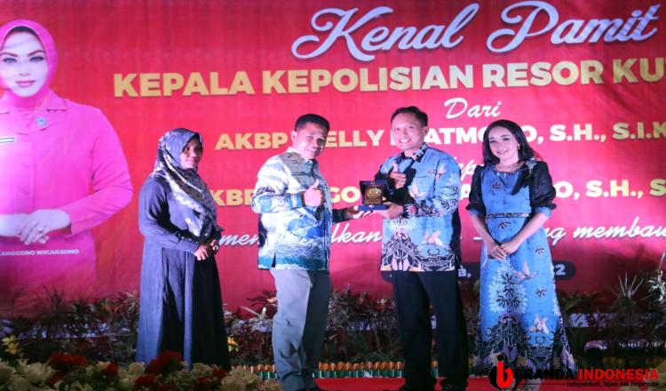 Beri Cinderamata, Joni Apresiasi Kinerja Kapolres