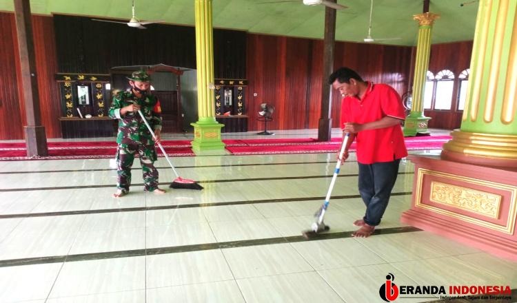 Meriahkan HUT ke-64 Kodam VI Mulawarman dengan Karya Bakti, Babinsa Koramil 0909-06/Bengalon Bersihkan Masjid