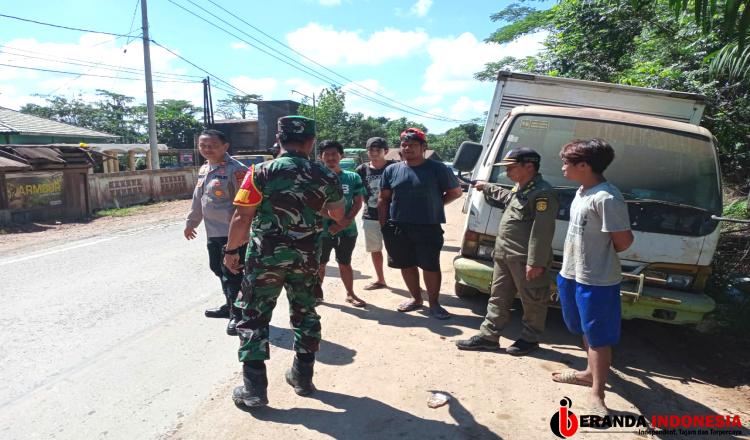 Bersama Personel, Danramil 0909-06/Bengalon Laksanakan Penertiban Kendaraan di SPBU