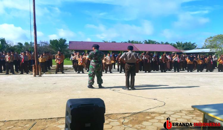 Babinsa Koramil Bengalon Beri Pelatihan PBB dan Wasbang Siswa SMP 002