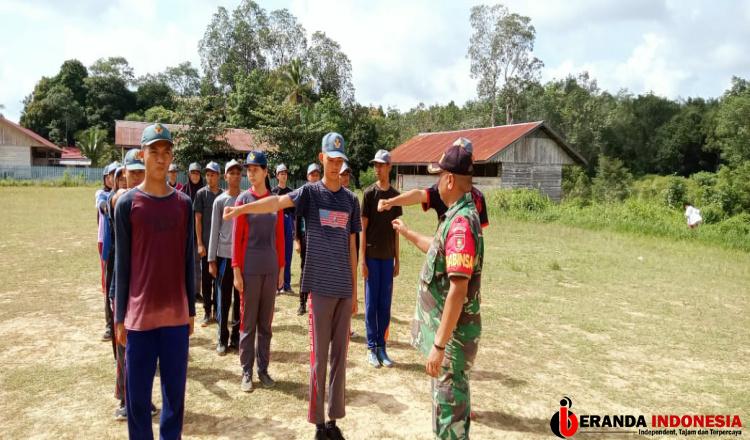 Tingkatkan Kemampuan, Babinsa Koramil 0909-03/Muara Wahau Latih Calon Paskibraka