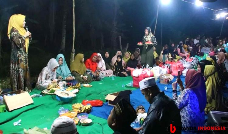 Maknai Tahun Baru Islam, Asti Lakukan Doa Bersama