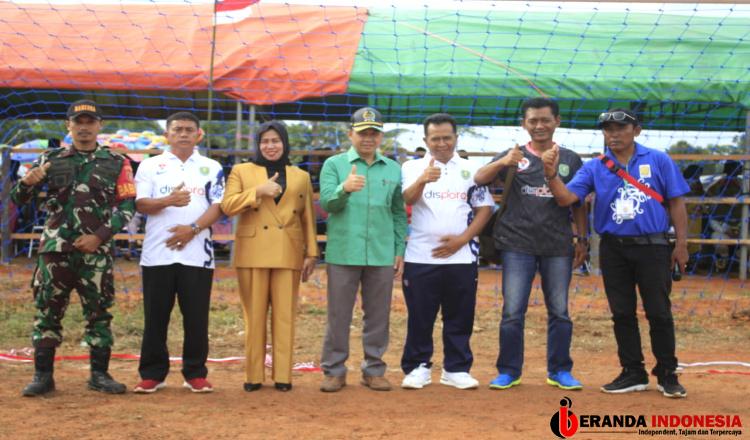 Seluruh Desa di Ranpul Terima Baju Olahraga dari Ketua DPRD Kutim