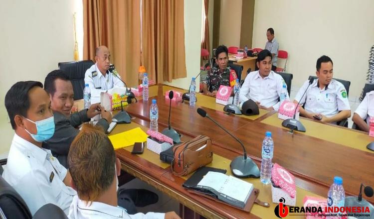 Hadiri Rapat Validasi Data Warga Kurang Mampu, Ini Saran Babinsa Koramil Bengalon