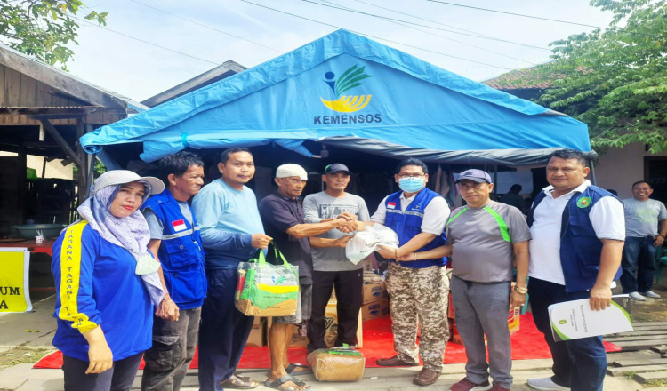 Dinsos Kutim Salurkan Bantuan ke Korban Kebakaran di Gang Taruna