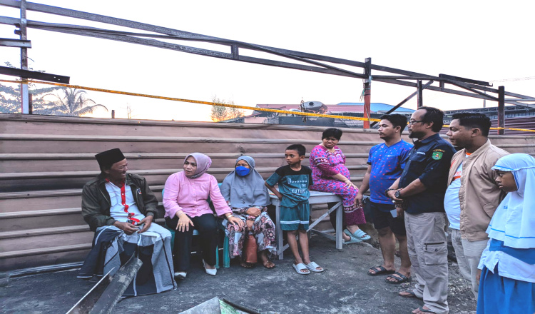 Wakil Ketua 1 DPRD Beri Bantuan Korban Kebakaran