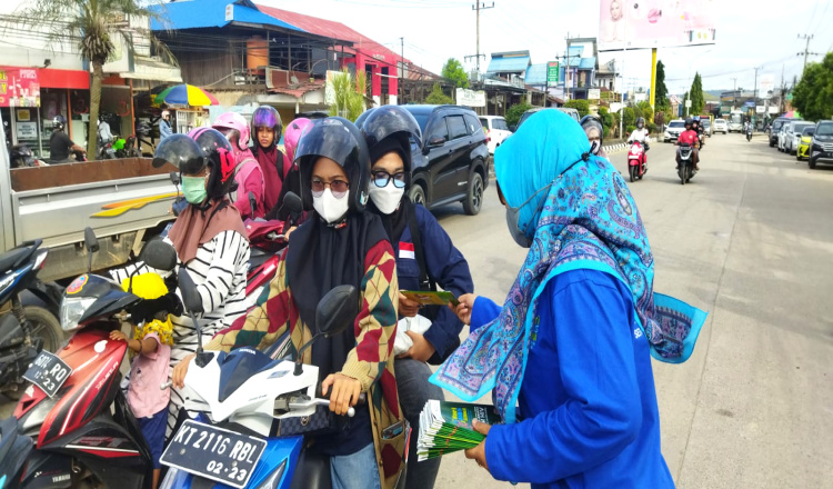 Bagi-bagi 1200 Leaflet ke Masyarakat, Tandai Peringatan Hari AIDS Sedunia