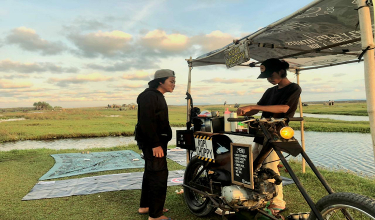 Warga Lumajang Minum Kopi Bisa Sambil Menikmati Senja di Padang Savana