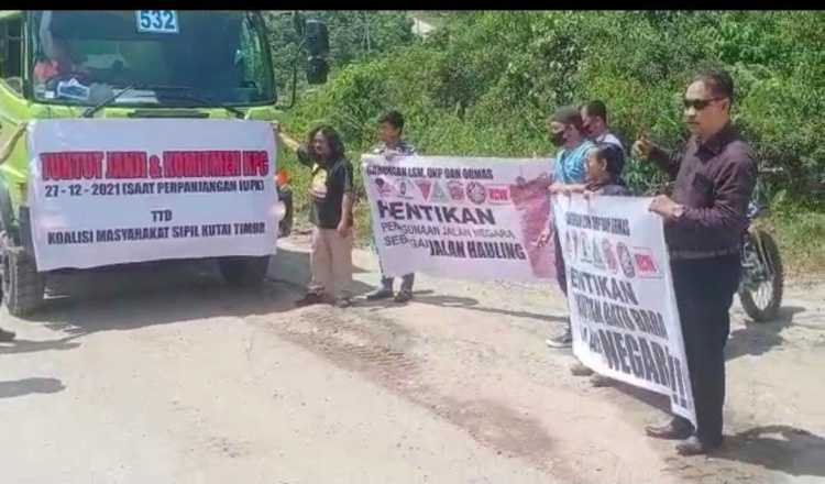 Aksi Damai Gabungan LSM dan Ormas di Jalan Poros Ranpul, Tolak Perusahaan Tambang Lakukan Hal Ini