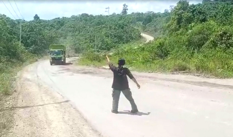 Jalan Poros Ranpul Dijadikan Jalur Angkutan Batu Bara, Supiansyah: Korporasi Rebut Hak Masyarakat