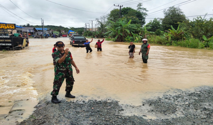 Wilayah Binaan Terendam Banjir, Babinsa Teluk Pandan Lakukan Pengaturan Lalin