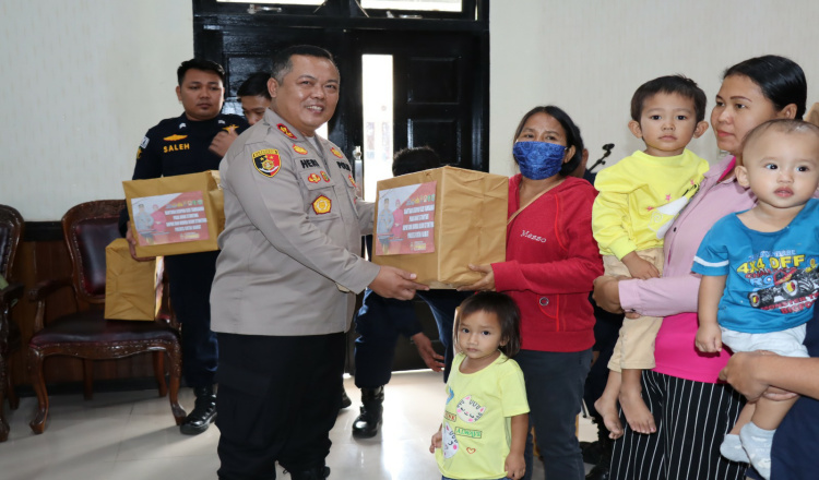 Jum’at Curhat Polres Kutai Barat Peduli Stunting, Beri Bantuan Asupan Tambahan kepada Masyarakat