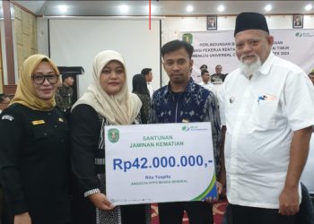Ahli Waris Anggota KPPS Pemilu 2024 di Kutai Timur Terima Santunan Kematian BPJS Ketenagakerjaan
