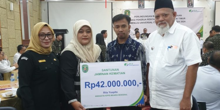 Ahli Waris Anggota KPPS Pemilu 2024 di Kutai Timur Terima Santunan Kematian BPJS Ketenagakerjaan