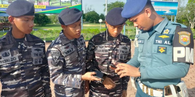 Cegah Judi dan Pinjaman Online, Lanal Sangatta Razia Ponsel Personel