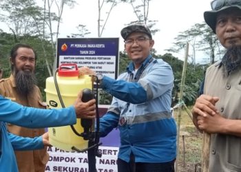 Kelompok Tani di Bengalon Terima Bantuan Bibit Sayuran Siap Semai dari PT. PIK 