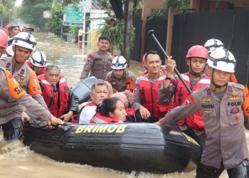 Brimob Sebar Ratusan Personel Bantu Evakuasi Anak-Lansia dari Titik Banjir Jabodetabek