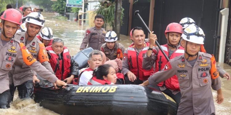 Brimob Sebar Ratusan Personel Bantu Evakuasi Anak-Lansia dari Titik Banjir Jabodetabek