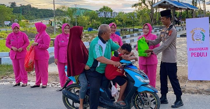Polsek Sangkulirang Bagikan Takjil di Tiga Lokasi