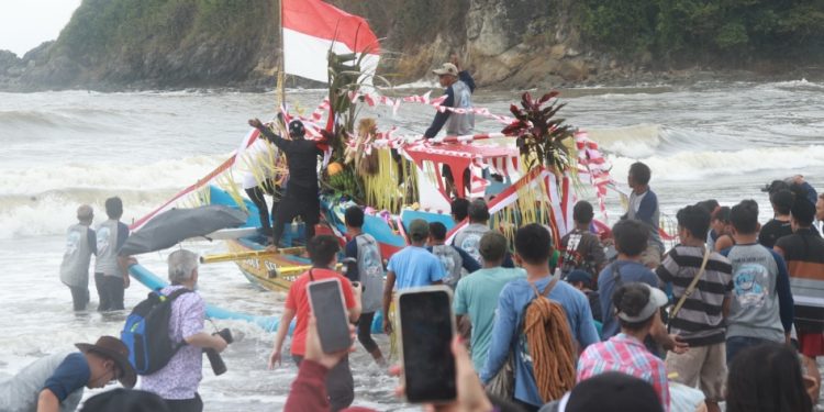 Petik Laut Ritual Nelayan Lampon Banyuwangi