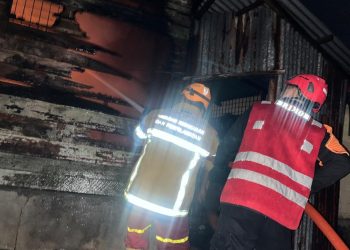 Brimob Evakuasi dan Padamkan Kebakaran di Balikpapan