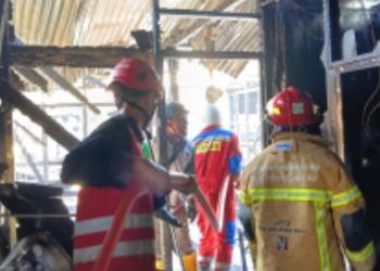 Asrama TNI Terbakar, Tim Brimob Polda Kaltim Sigap Padamkan Api