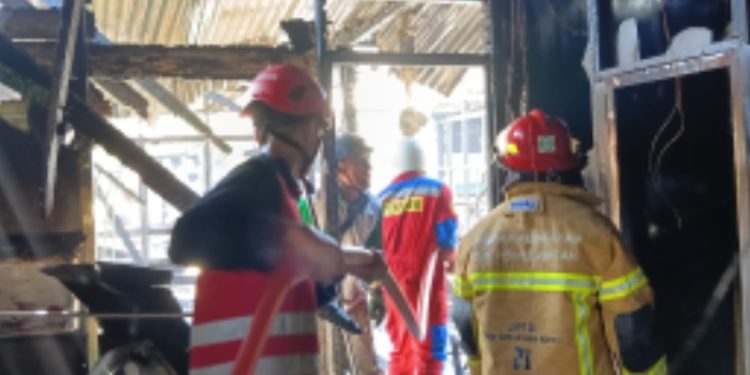 Asrama TNI Terbakar, Tim Brimob Polda Kaltim Sigap Padamkan Api