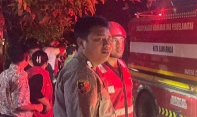 Tim Batalyon B Pelopor Bantu Padamkan Kebakaran di Sambutan