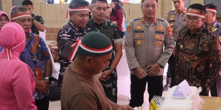 Kapolres Salurkan 8 Ton Beras SPHP dan 350 Paket Bapokting Murah