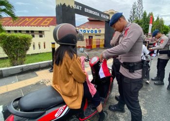 Tiga Ribuan Bendera Merah Putih Dibagikan Satbrimob Polda Kaltim 