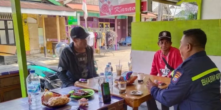 Bhabinkamtibmas Berbas Pantai Ajak Warga Aktif Jaga Keamanan Lingkungan