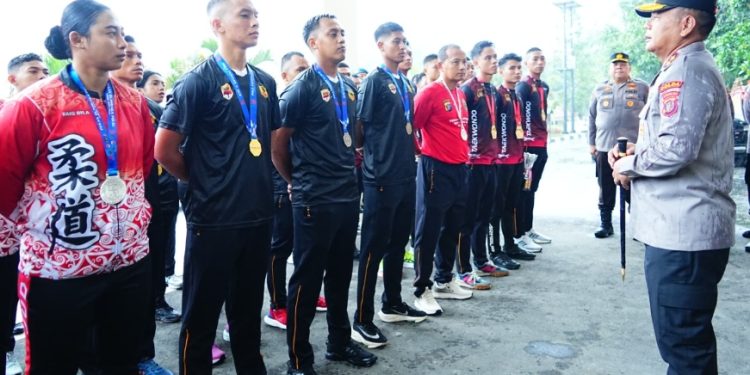 10 Personel Satbrimob Berprestasi Terima Penghargaan Kapolda Kaltim 