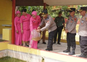Kapolres Paser Tebar Bibit Ikan Dukung Ketahanan Pangan