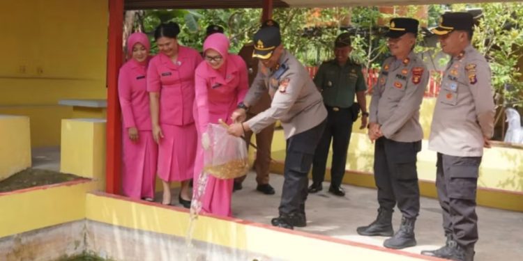 Kapolres Paser Tebar Bibit Ikan Dukung Ketahanan Pangan