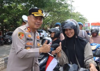 Jelang HUT RI, Polres Kutai Timur Bagikan Bendera Merah Putih