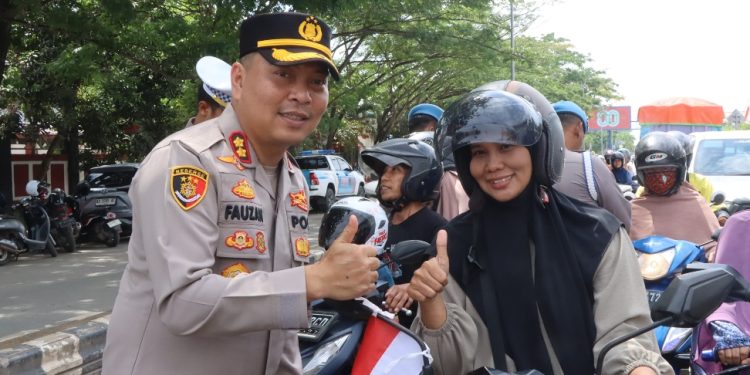 Jelang HUT RI, Polres Kutai Timur Bagikan Bendera Merah Putih