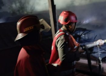 Brimob Bantu Evakuasi Kebakaran di Harapan Baru