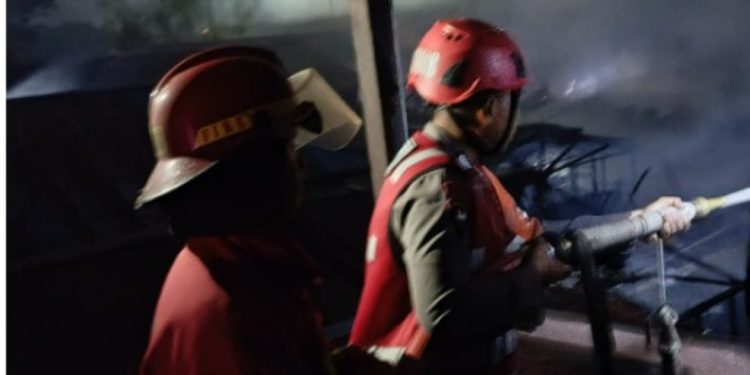 Brimob Bantu Evakuasi Kebakaran di Harapan Baru