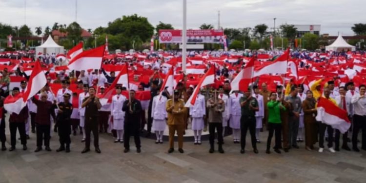 Wakapolres Paser Ikuti Gelar Apel Pembagian 8.220 Bendera Merah Putih