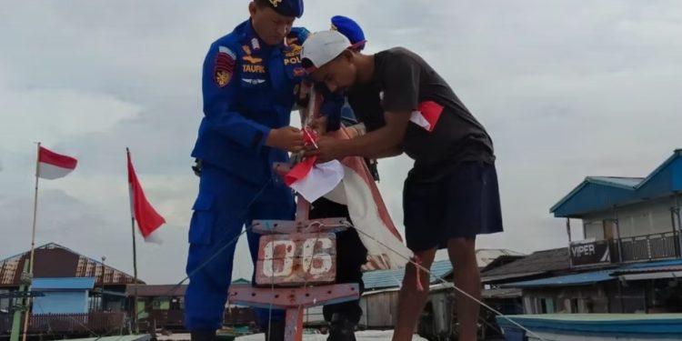 Ditpolairud Polda Kaltim Bagi Bendera dan Periksa Keselamatan Pelayaran