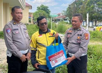 Polres Kutai Timur Salurkan Bansos Kemerdekaan ke Pengemudi Ojol
