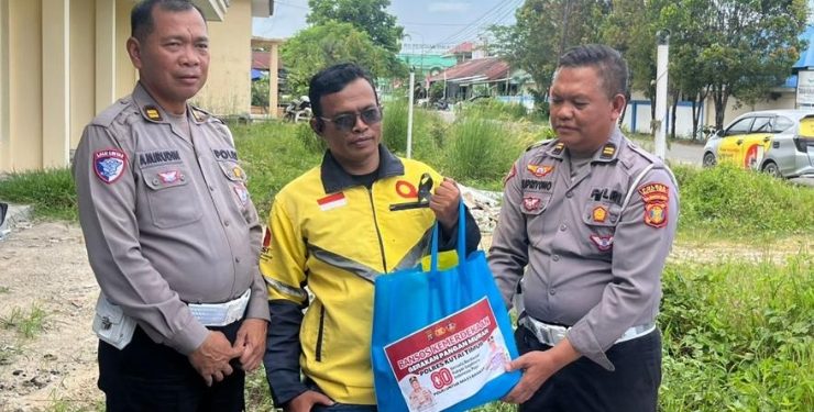 Polres Kutai Timur Salurkan Bansos Kemerdekaan ke Pengemudi Ojol