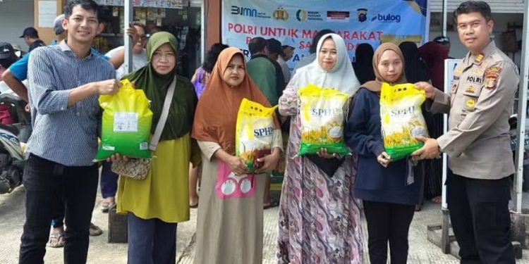 Satreskrim Polresta Samarinda Salurkan 700 Karung Beras SPHP