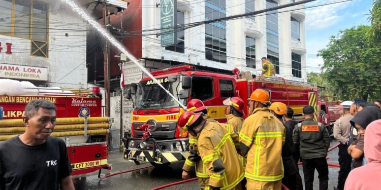 Brimob Kaltim Evakuasi Korban Kebakaran Ruko dan Kafe