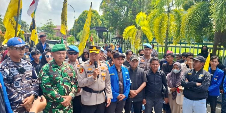 Ratusan Personel Kawal Unjuk Rasa Mahasiswa di Mapolres Kutai Timur