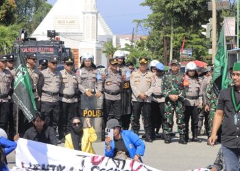 Polres Kutai Timur Kawal Demo Gunakan Pendekatan Persuasif