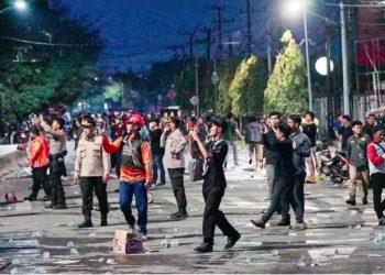 Ribuan Demonstran Kepung DPRD Kaltim, Demo Diwarnai Tembakan Gas Air Mata 