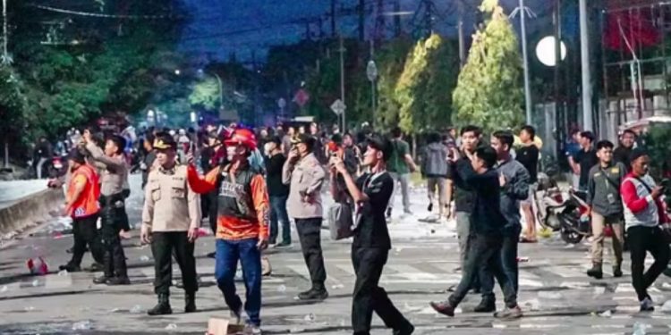 Ribuan Demonstran Kepung DPRD Kaltim, Demo Diwarnai Tembakan Gas Air Mata 