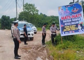 Cegah Kecelakaan, Satlantas Polres Pasang Spanduk Imbauan